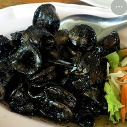 หมึกกล้วยผัดน้ำดำ  Fried banana squid with black water