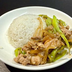 ข้าวหมูผัดพริกหยวก