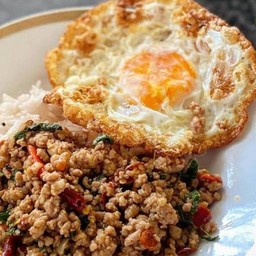 ข้าวหน้ากระเพราหมูสับ+ไข่ดาว+หมูหยอง1ห่อ