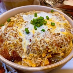 คัตสึด้งหมู (かつ丼, Katsudon) pork