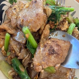 ป้ามล อาหารตามสั่ง ราดหน้าหมูนุ่ม