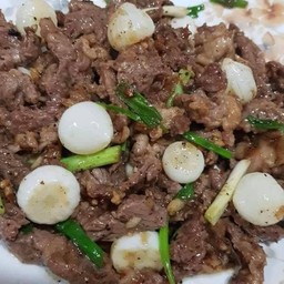 เนื้อผัดพริกไทยดำกระเทียมโทน