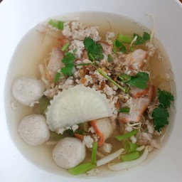 เกาเหลาหมูแดง=หมูกรอบ น้ำใส