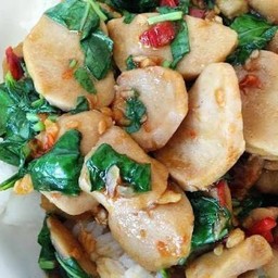 ผัดกระเพราลูกชิ้น