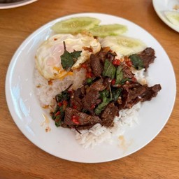 ข้าวกะเพราเนื้อไข่ดาว