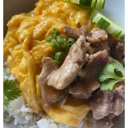 ข้าว หมูกระเทียมพริกไทย+ ไข่ข้น