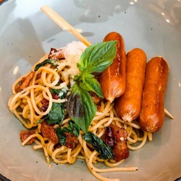 สปาเก็ตตี้ไส้กรอกเบคอน