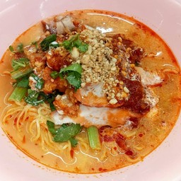 บะหมี่เกี๊ยวหมูแดงหมูกรอบต้มยำ