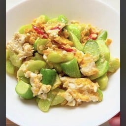 แตงกวาผัดไข่