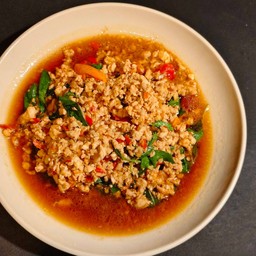 ไก่ผัดกะเพรา STIR FRIED CHICKEN WITH CHILLI & HOT BASIL LEAVES