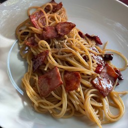 สปาเก็ตตี้เบคอนพริกแห้ง