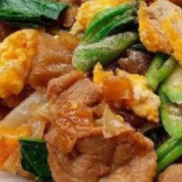 ผัดซีอิ๊ว  เส้นใหญ่ หมูหมัก