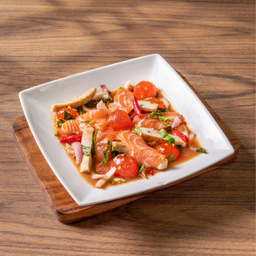 ยำแซลม่อนไข่แดงใส่หมูยอ