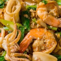 ผัดซีอิ้ว เส้นใหญ่  กุ้งหมึก