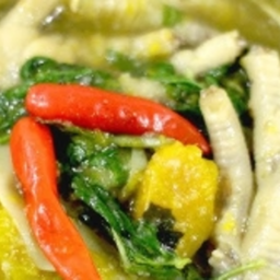 KH03.96 แกงเปรอะใบย่านางหน่อไม้ต้ม 50 กรัม เท้าไก่ตุ๋น 50 กรัม (รวมข้าวเหนียว)