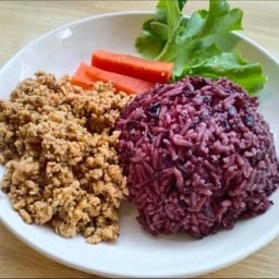 ข้าวกระเพราแซลมอนสับ