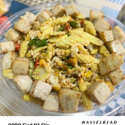 ข้าวหน้าไข่ขยี้ข้าวโพดอ่อนพริกขี้หนูสวนล้อมหมูยอหั่นเต๋าทอด