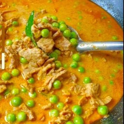 แกงกะทิหมูมะเขือพวง