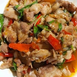 กะเพราหมูชิ้นราดข้าว