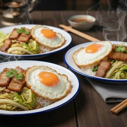 ข้าวหน้ากะหล่ำผัดน้ำปลาหมูกรอบไข่ดาว3จาน