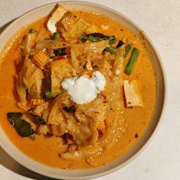 ฉู่ฉี่ (มังสวิรัติ) STIR FRIED VEGETABLES TOPPED WITH THICK RED CURRY SAUCE (VEGETARIAN)