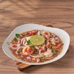 ยำกุ้งสด หรือกุ้งสุก