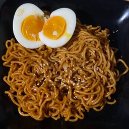 มาม่าเผ็ดคูณ 2 หน้าไข่ต้ม