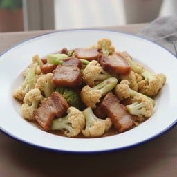 ดอกกะหล่ำผัดหมูกรอบ