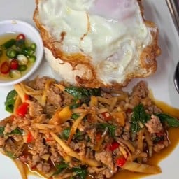 กะเพราหมูสับหน่อไม้ดองราดข้าว