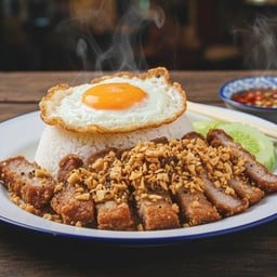 ข้าวหมูสามชั้นทอดน้ำปลาไข่ดาว