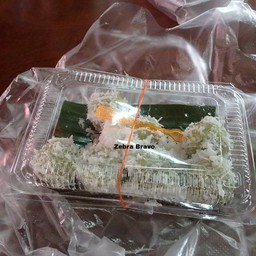 ขนมไทย ยายวัลย์ ตลาดริมน้ำวัดใหญ่สว่างอารมณ์