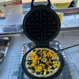 วาฟเฟิลนมสด&หมู ปลาหมึก ลูกชิ้นปลา ราดน้ำจิ้ม หน้าวัดบ้านสวน