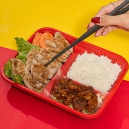 ข้าวเบนโตะหมูย่าง + น้ำพริกกากหมู จริงใจ