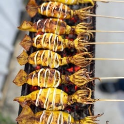 ปลาหมึกสดย่าง เตาถ่าน น้องอุ้ม