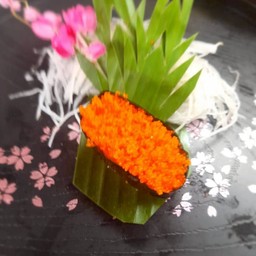 ข้าวปั้นชูชิไข่กุ้ง (อิบิโกะ)