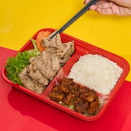 ข้าวเบนโตะหมูหมักพริกไทยดำ + น้ำพริกกากหมู จริงใจ