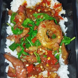 กะเพราเนื้อแดดเดียวราดข้าว