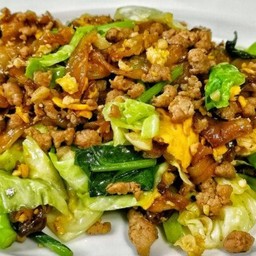 ผัดซีอิ๊วเส้นใหญ่หมูสับใส่ไข่(กะหล่ำปลี, คะน้า, เห็ดหอมสด