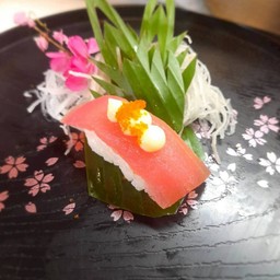 ข้าวปั้นทูน่าอากามิมาโย