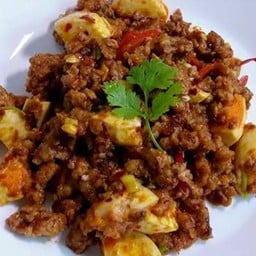 ข้าวหน้าหมูสับผัดพริกเผาหวานใส่ไข่เค็ม