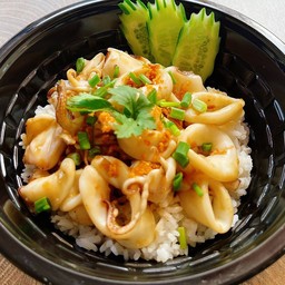 ข้าวปลาหมึกผัดซอสกระเทียมพริกไทย