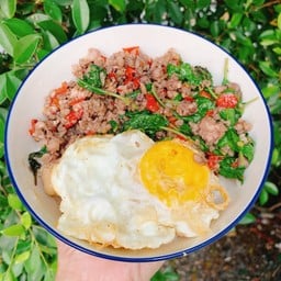 กะเพราหมูสับไข่ดาว