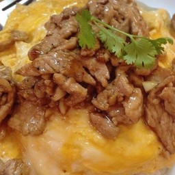 ข้าวหน้าไข่ข้นหมูชิ้นกระเทียม