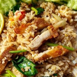 ข้าวผัดหมูกรอบ