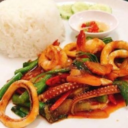 ผัดพริกแกงทะเลราดข้าว