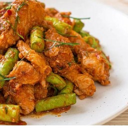 ผัดพริกแกงหมูราดข้าว