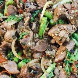 ผัดกระเพราเครื่องในไก่