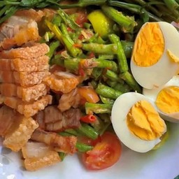 ตำถั่ว ปลาร้า หมูกรอบ ไข่ต้ม