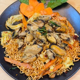 Stir Fried Instant Noodles With Kee Mao Clams