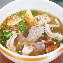 ก๋วยจั๊บน้ำใสเครืรองในรวมหมูกรอบ